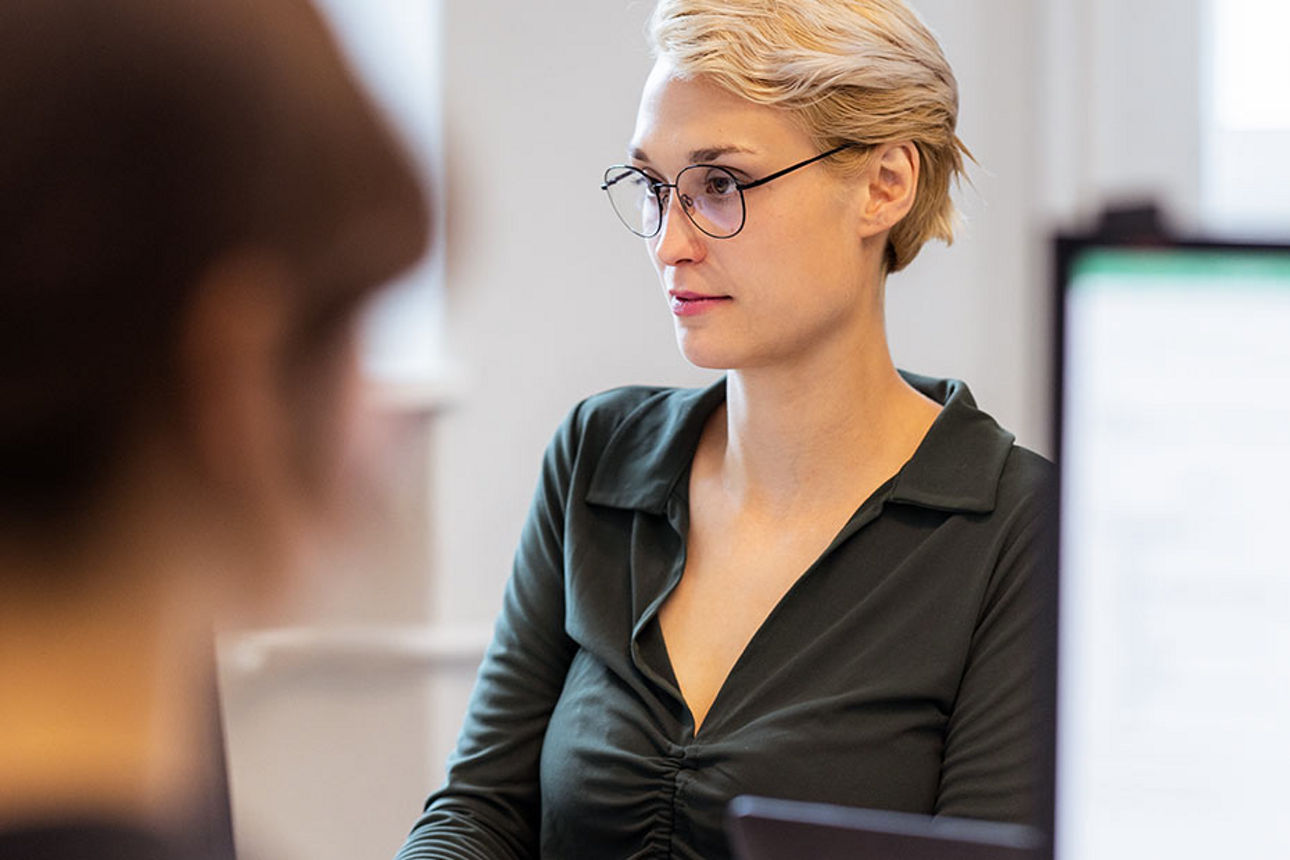 Beraterin mit Headset im Kundengespräch