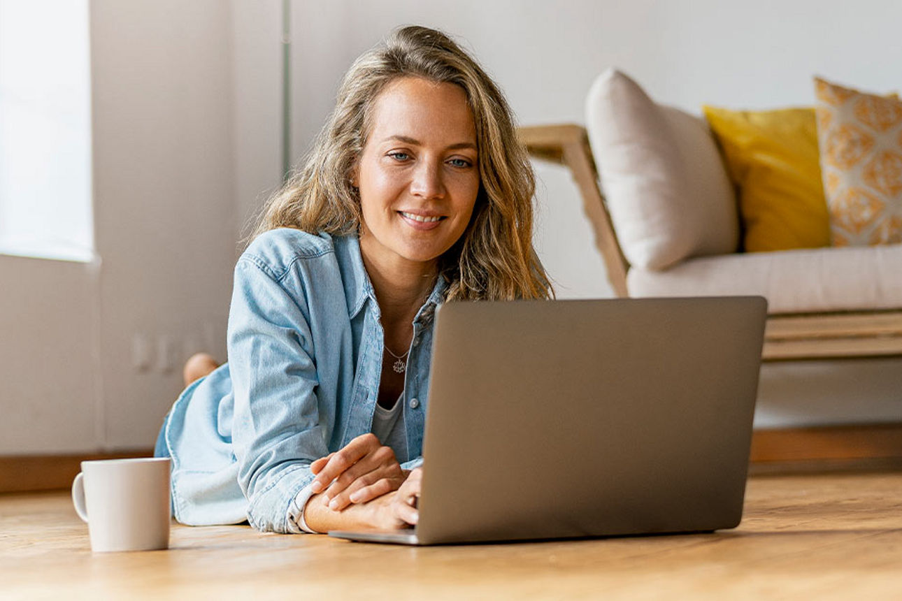 Eine Frau sitzt Zuhause am Laptop