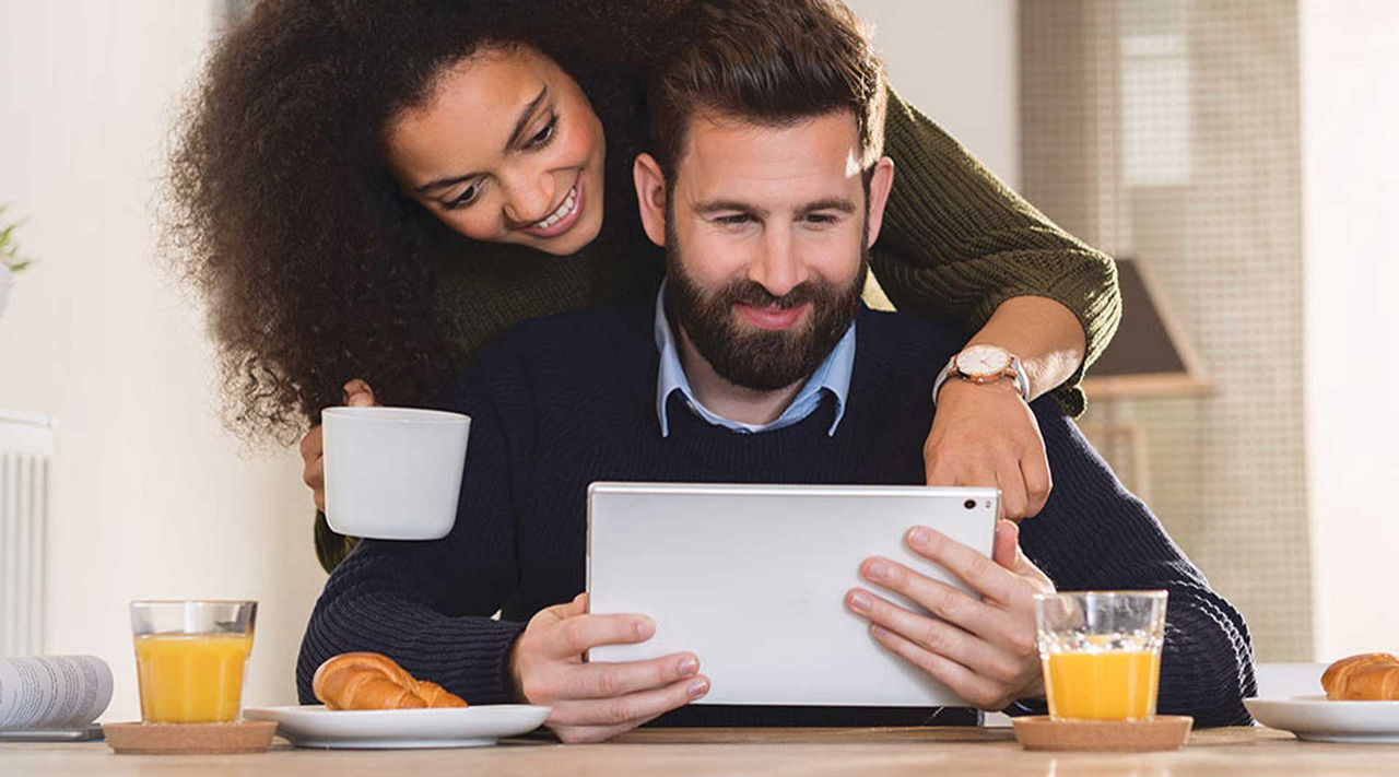 Modernisieren Sie Ihre Immobilie - Paar zusammen am Ipad