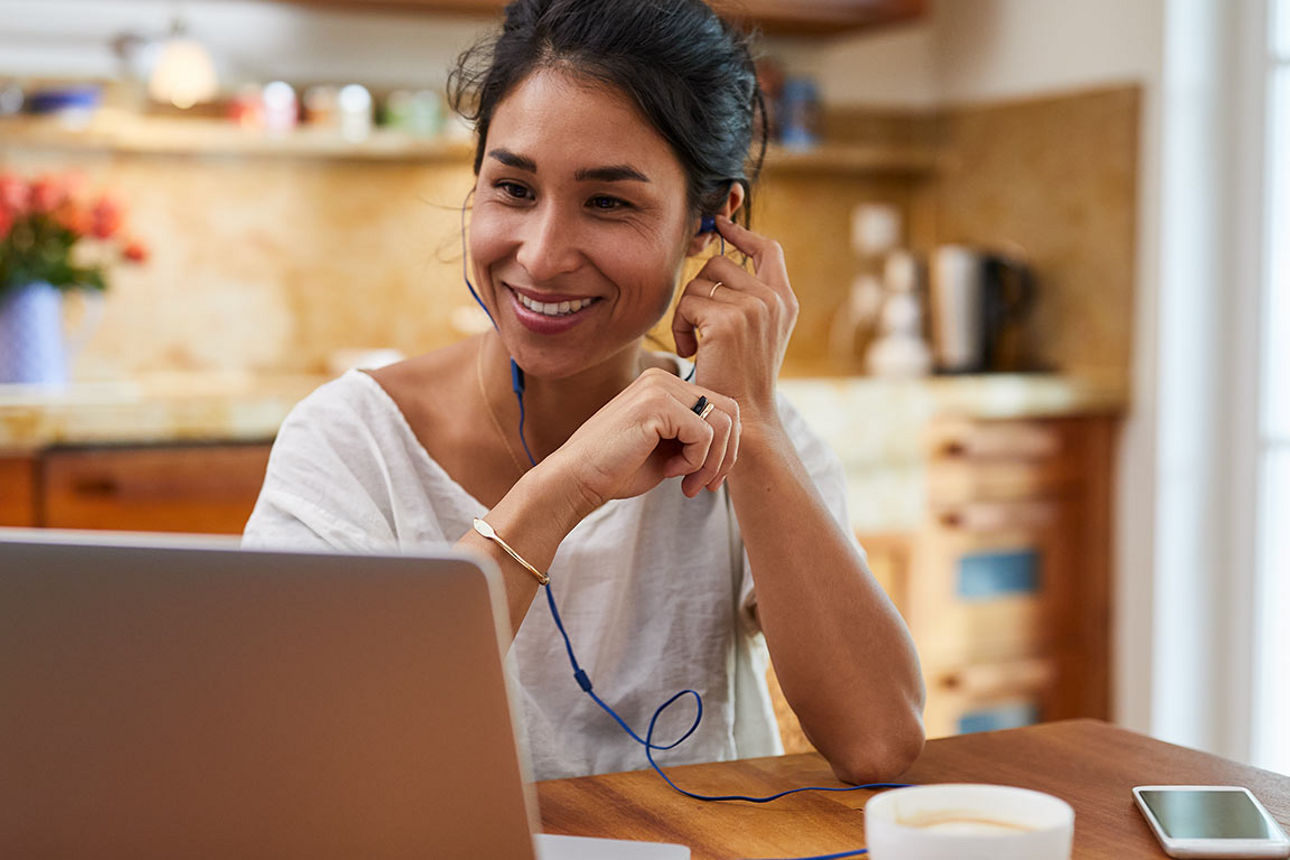 Lächelnde Frau am Laptop