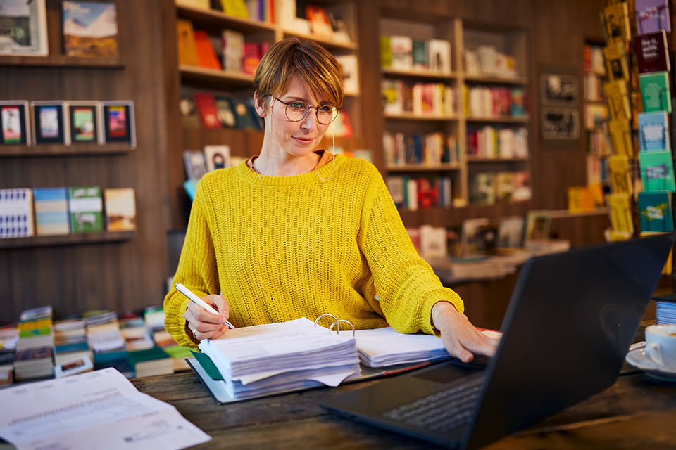 Eine Frau bei ihrer Arbeit in einer Buchhandlung