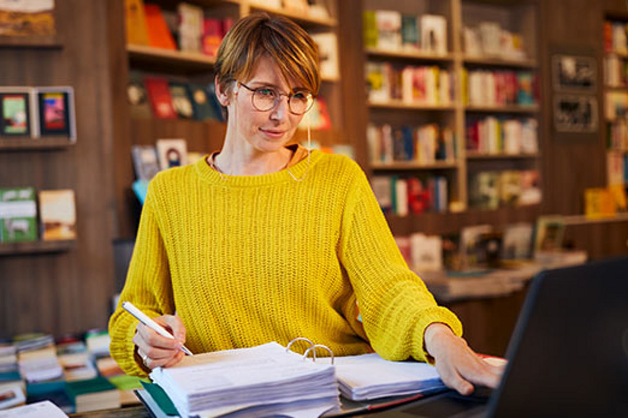 Eine Frau bei ihrer Arbeit in einer Buchhandlung