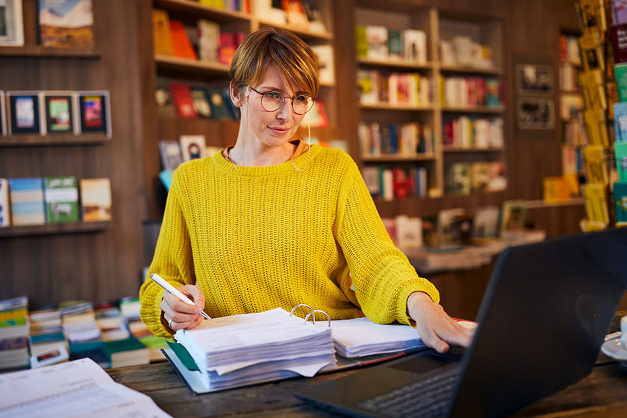 Eine Frau bei ihrer Arbeit in einer Buchhandlung