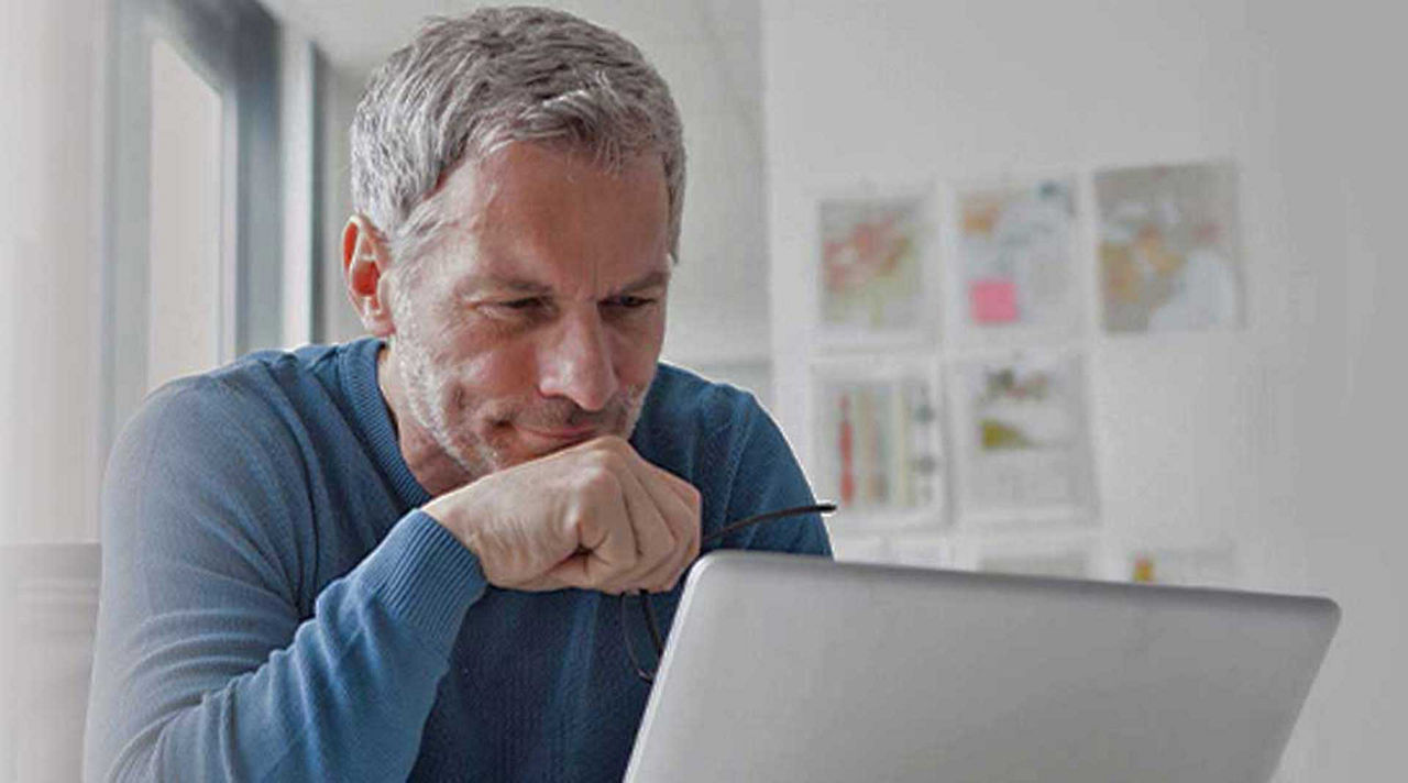 Edekabankdepot - Mann sitzt am Laptop