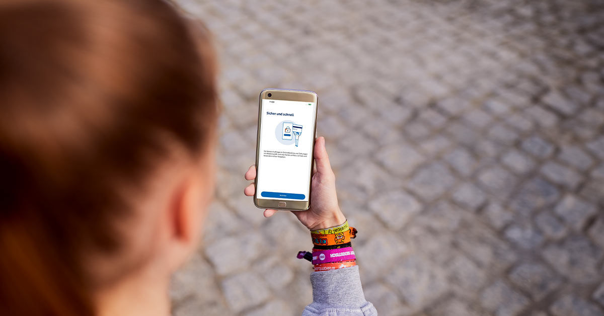 Securego Plus App Frau mit Handy zur TAN-Freigabe