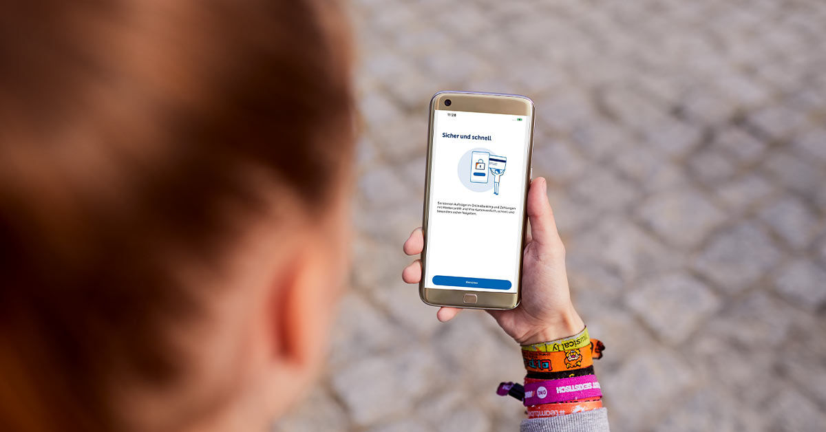 Frau schaut auf ihr Smartphone mit SecureGo plus
