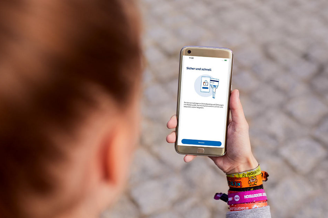 Frau schaut auf ihr Smartphone mit SecureGo plus