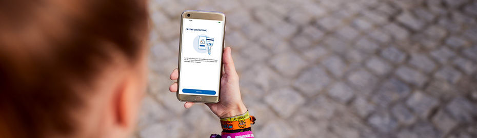 Eine Person hält ein Smartphone in ihrer rechten Hand
