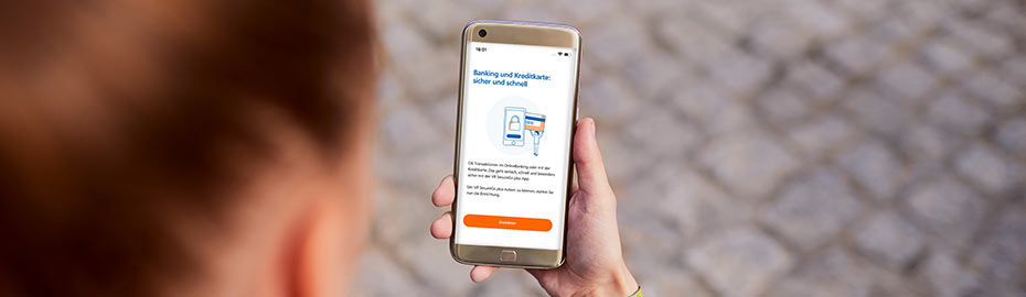 Person mit Smartphone und der VR SecureGo plus App