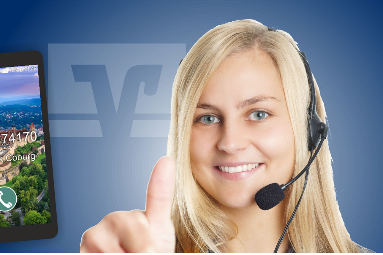 Junge blonde Frau mit Headset hält den Daumen hoch