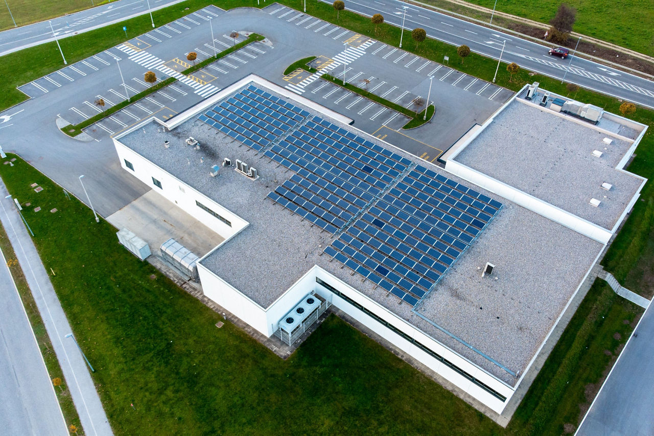 Lagerhalle mit Solarzellen auf dem Dach