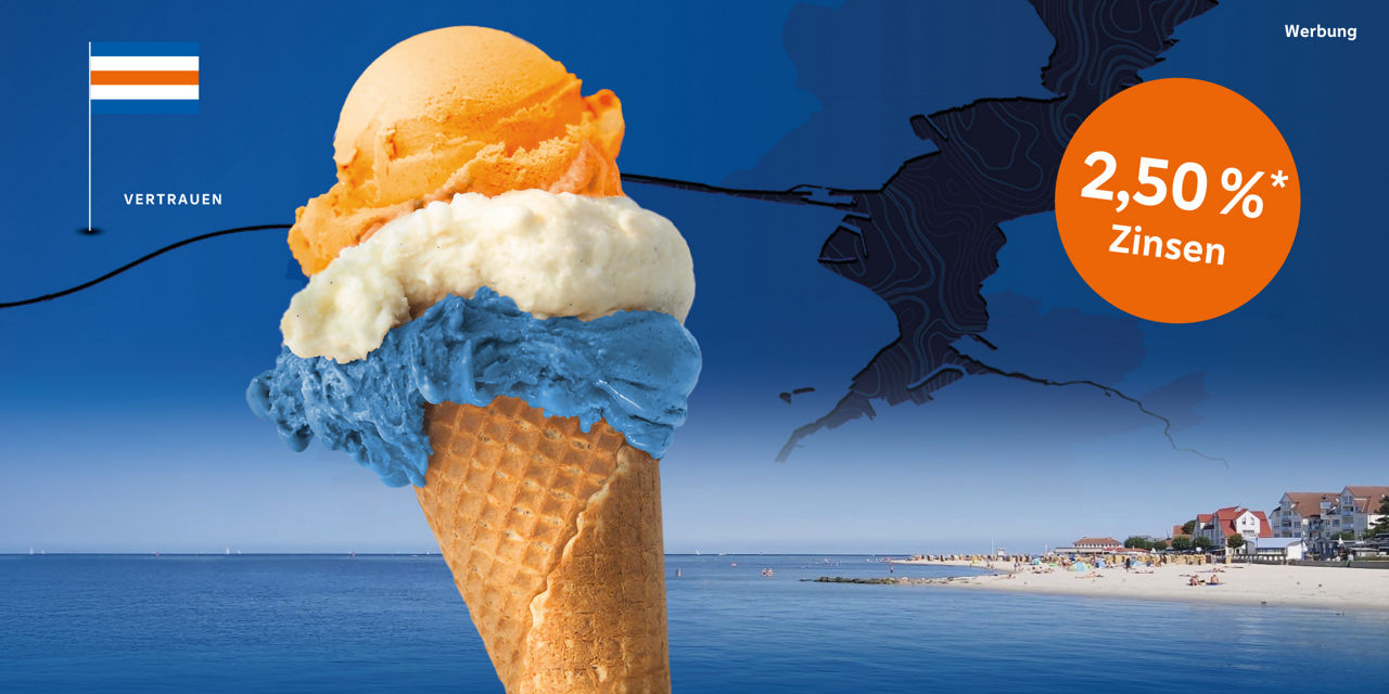 Drei Eiskugeln in einer Waffel, im Hintergrund ist ein Strand zu sehen