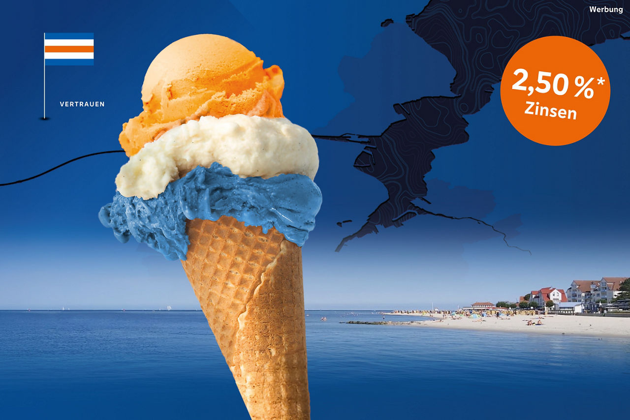 Drei Eiskugel in einer Waffel, im Hintergrund ist ein Strand zu sehen