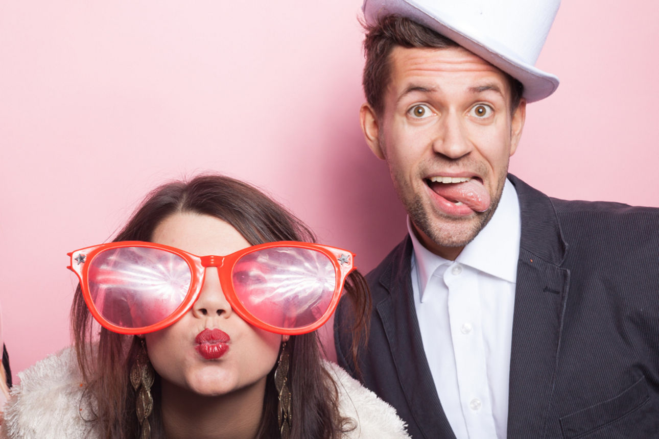 Drei Personen die sich für Fasching verkleidet haben.