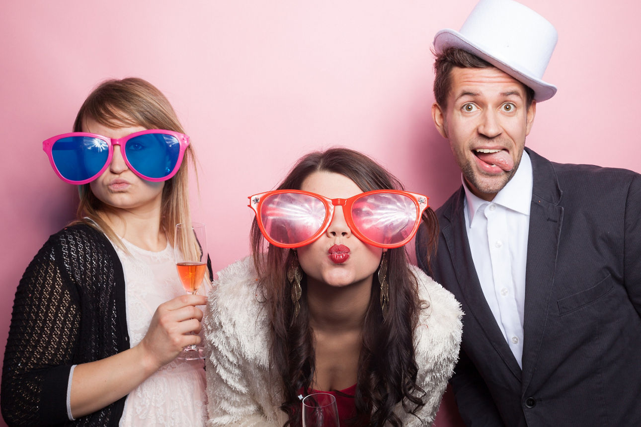 Drei Personen die sich für Fasching verkleidet haben.