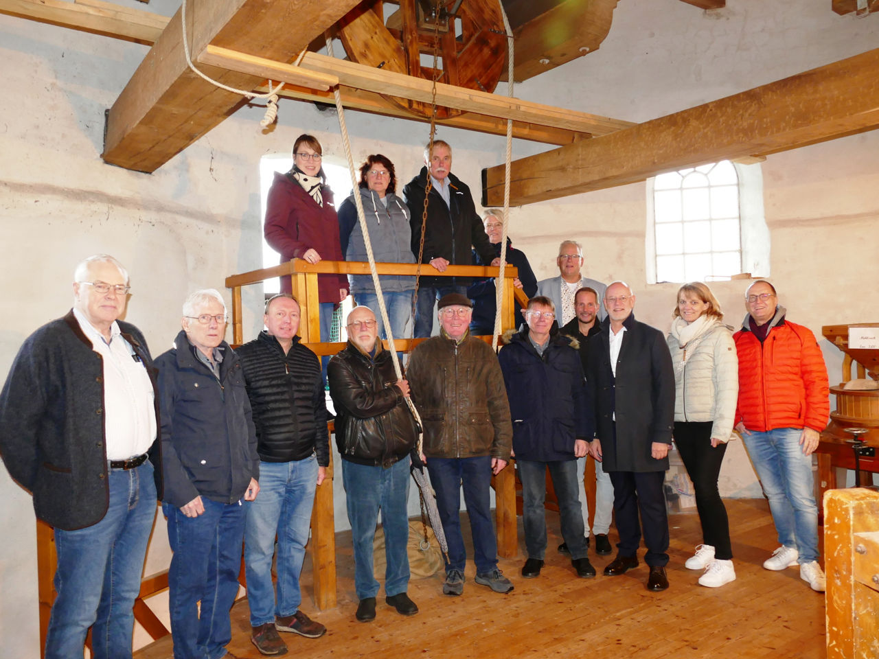 Gruppenfoto von Mitgliedern und Förderern des Querensteder Mühlenverein eV