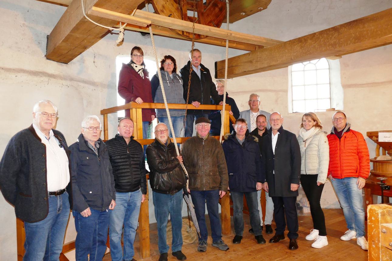 Gruppenfoto von Mitgliedern und Förderern des Querensteder Mühlenverein eV