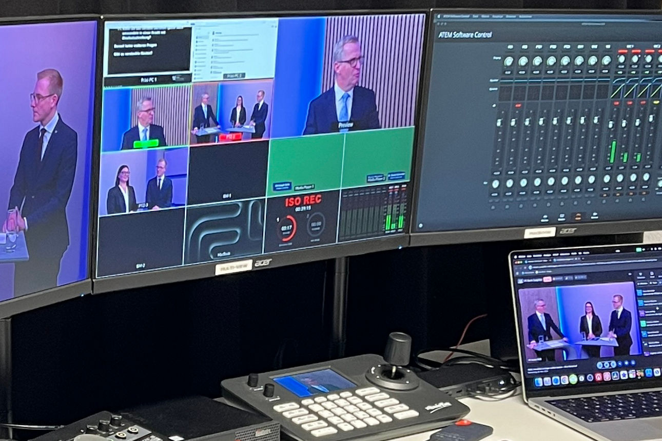 Der Regieraum unseres VR Studios 1865 mit vielen Monitoren und Bedienungsgeräten