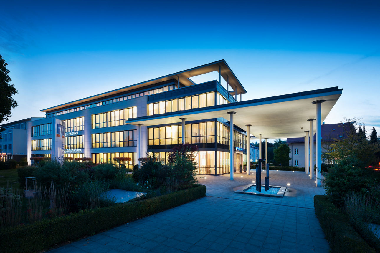 Freisinger Bank Hauptstelle in der Blauen Stunde fotografiert
