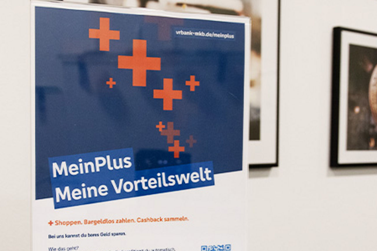 Aufsteller in der Größe A4 mit einem MeinPlus-Werbeplakat