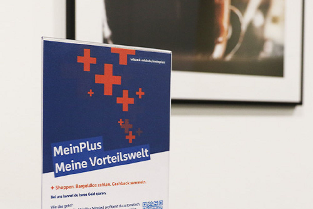 Aufsteller in der Größe A6 mit einem MeinPlus-Werbeplakat