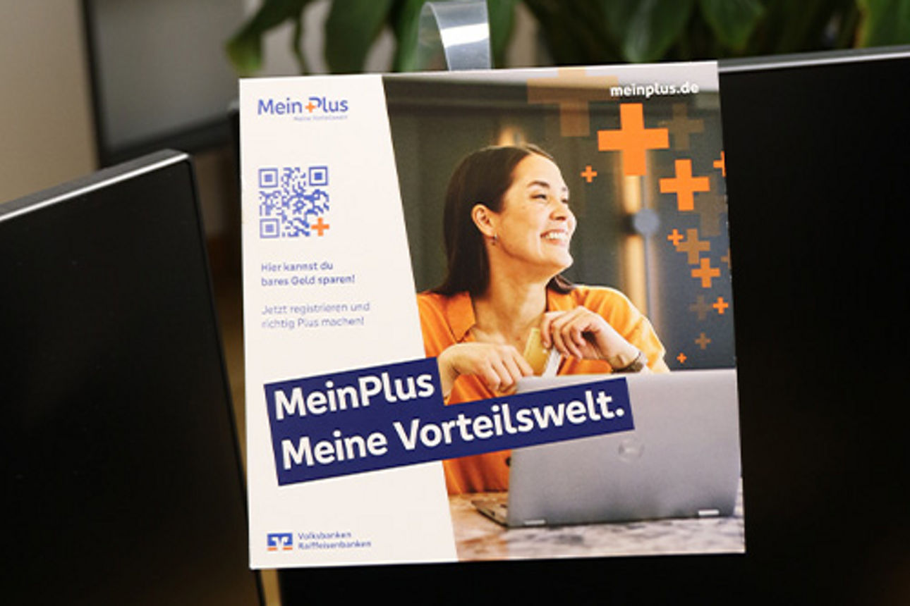 MeinPlus Regio+ - Werbemittel Woppler auf dem ein Bild von einer lachenden Frau in orangenem Pullover zu sehen ist.