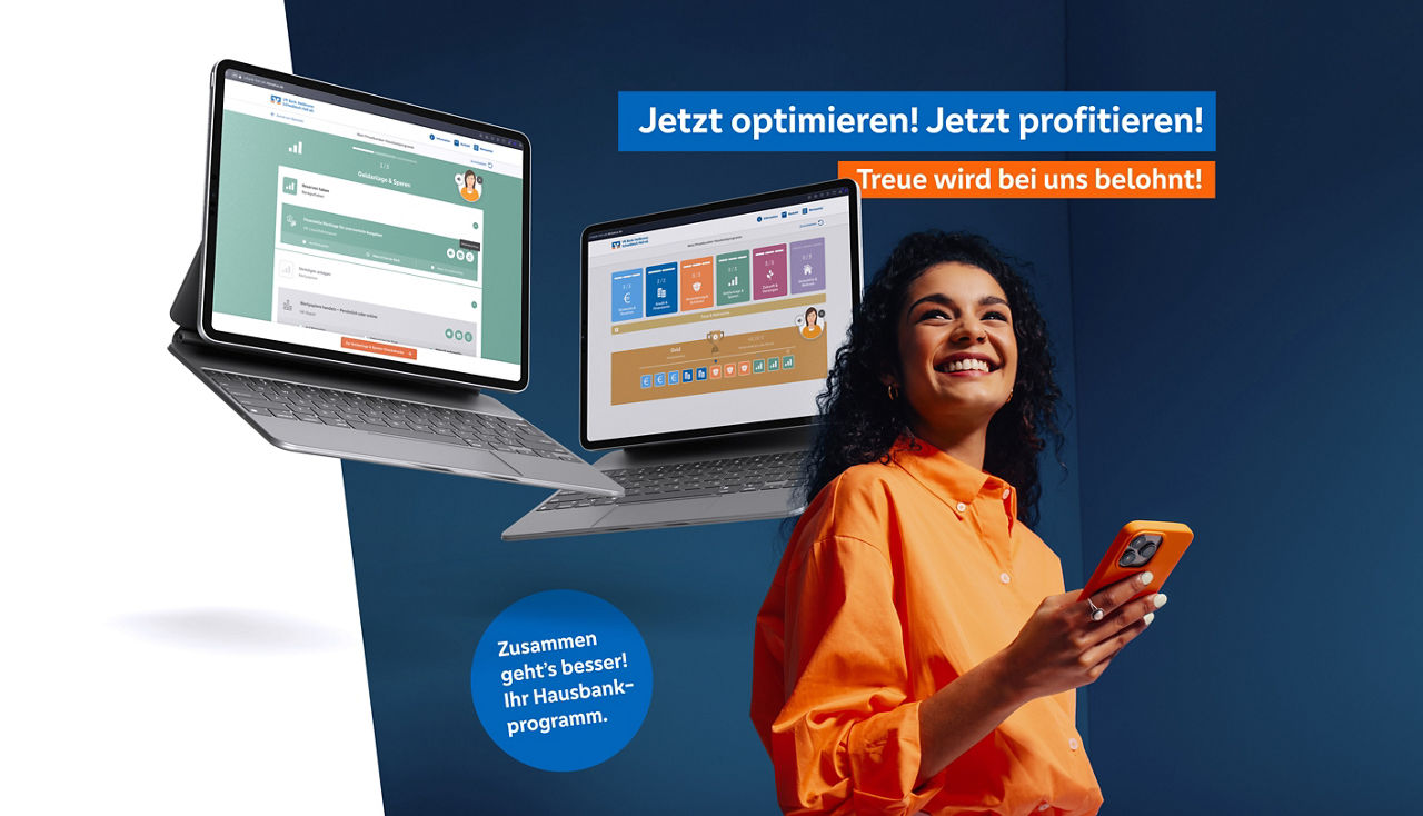 Auf dem Bild ist eine Frau mit einem Handy zusehen. Zwei zusätzliche, schwebende dargestellte Laptops zeigen Benutzeroberflächen der Applikation Hausbankprogramm.