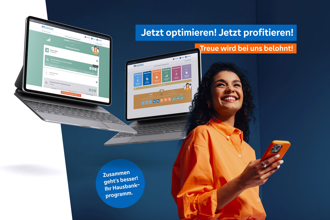 Auf dem Bild ist eine Frau mit einem Handy zusehen. Zwei zusätzliche, schwebende dargestellte Laptops zeigen Benutzeroberflächen der Applikation Hausbankprogramm.