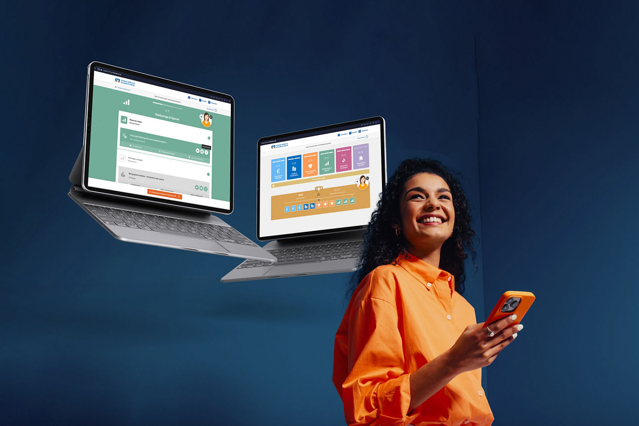 Auf dem Bild ist eine Frau mit einem Handy zusehen. Zwei zusätzliche, schwebende dargestellte Laptops zeigen Benutzeroberflächen der Applikation Hausbankprogramm.