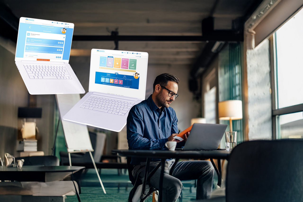 Auf dem Bild ist ein Mann mit einem Laptop zusehen. Zwei zusätzliche, schwebende dargestellte Laptops zeigen Benutzeroberflächen der Applikation Hausbankprogramm.