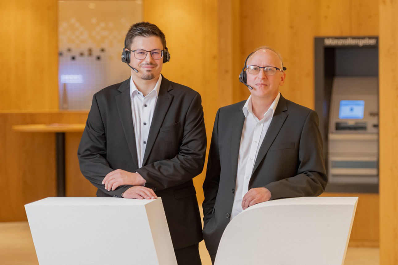 Zwei Männer mit Headset