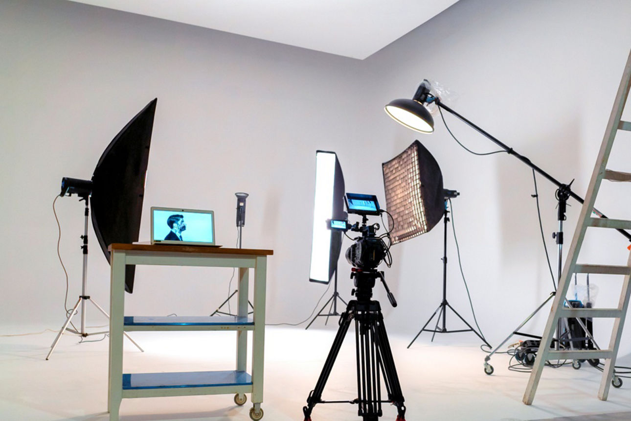 Aufbau eines Fotostudios mit Kamera, Leuchten und Kontrollmonitor