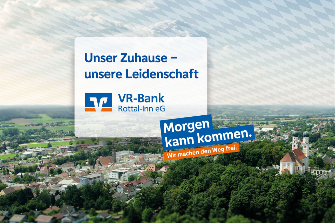 Luftaufnahme von Pfarrkirchen mit der Gartlbergkirche im Vordergrund.