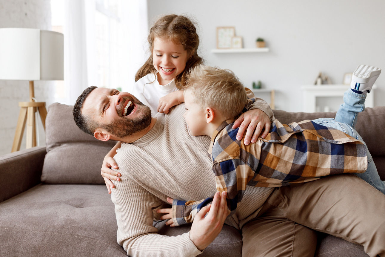 Mehrere Kinder, die im Freien stehen und gemeinsam an einem Tau ziehen