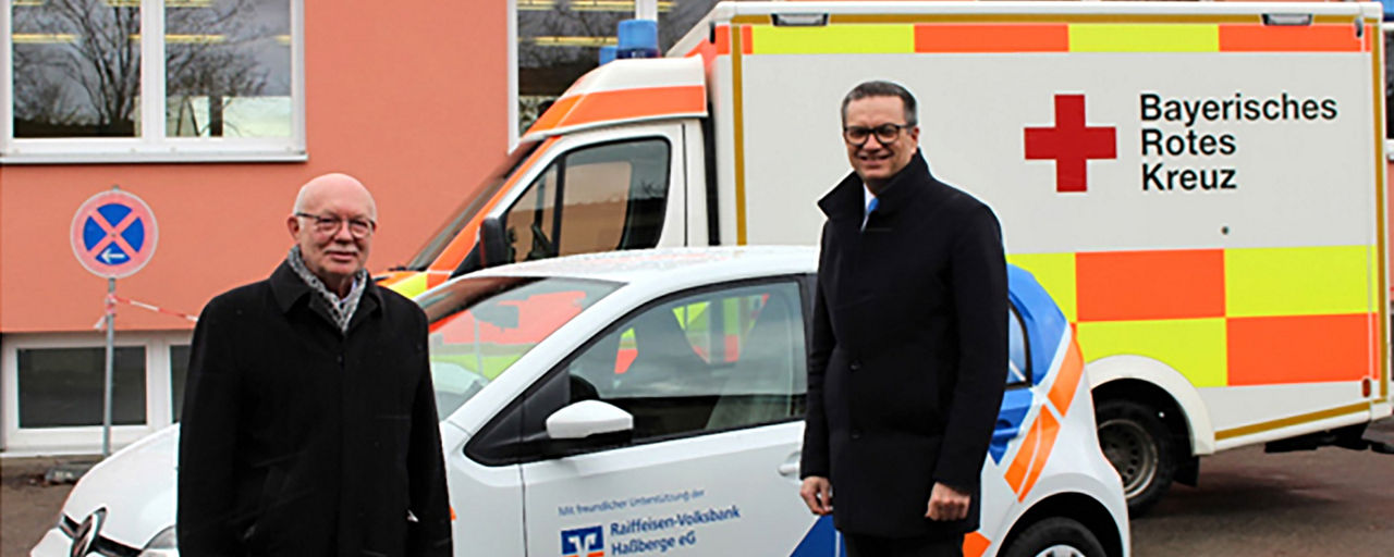 Reinhold Nastvogel, Vorstand der Raiffeisen-Volksbank Haßberge eG übergibt das VRmobil an Dieter Greger vom BRK