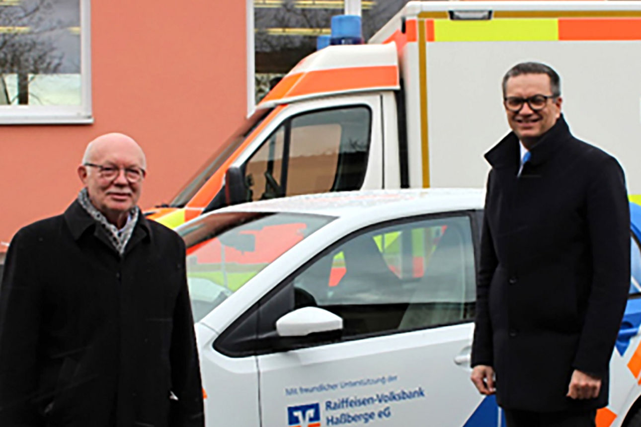 Reinhold Nastvogel, Vorstand der Raiffeisen-Volksbank Haßberge eG übergibt das VRmobil an Dieter Greger vom BRK
