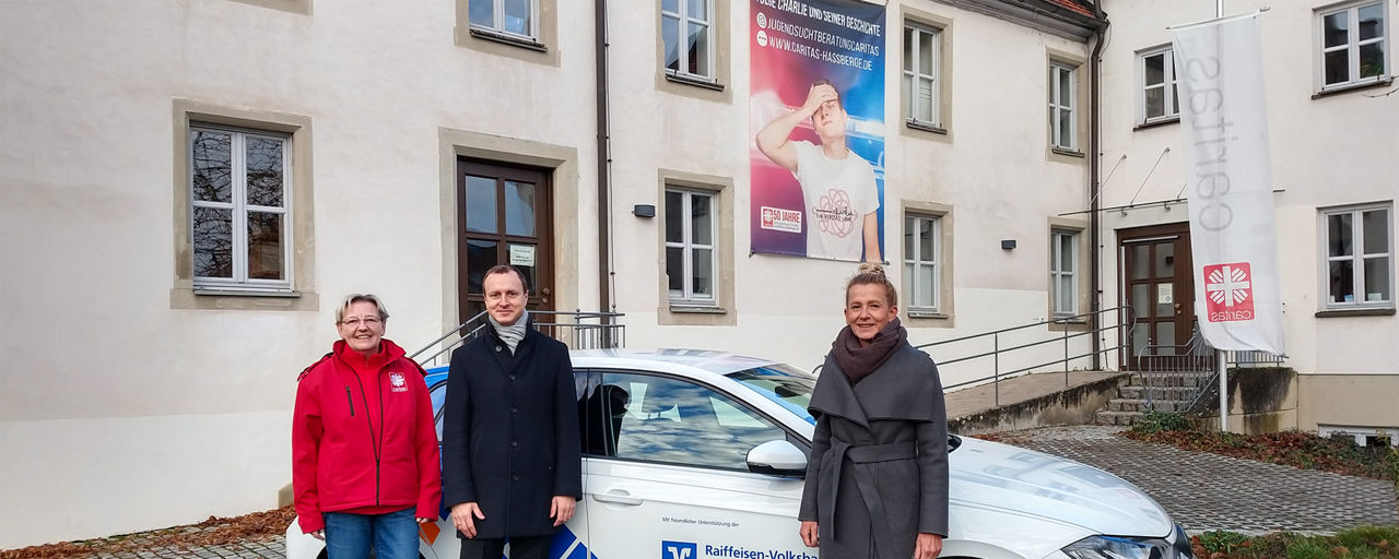 Stephan Merz, Vorstand der Raiffeisen-Volksbank Haßberge eG übergibt das VRmobil an den Caritasverband