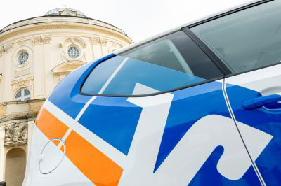 VRmobil mit VR-Bank Logo bedruckt vor einem Gebäude