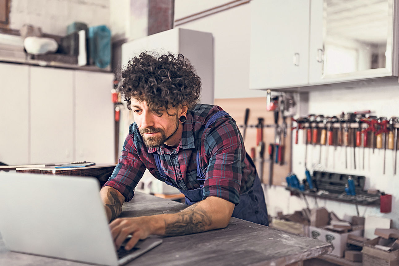 Jügerer Mann sitzt vor einem Notebook