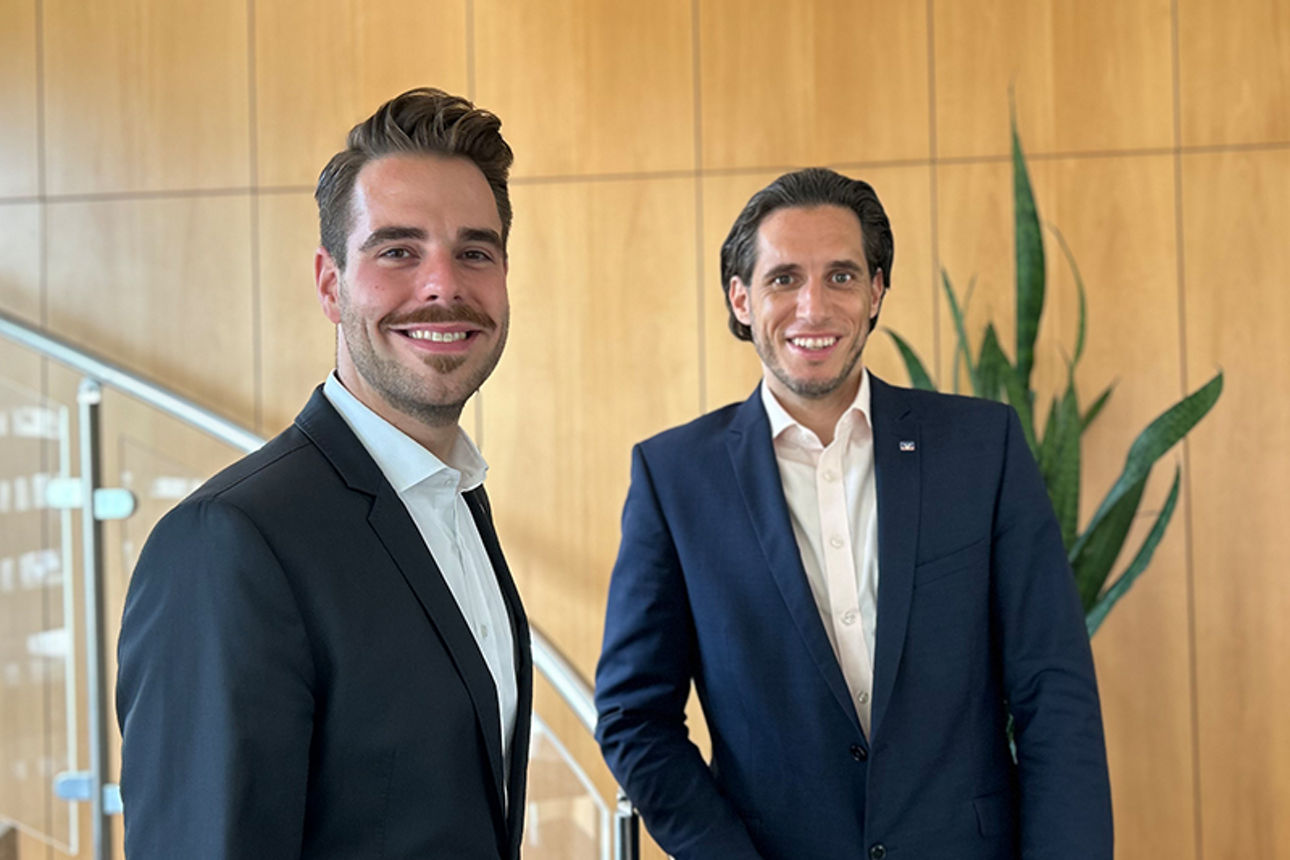 Die Vorstände Lukas Kopp und Timo Brunner vor einer Treppe stehend