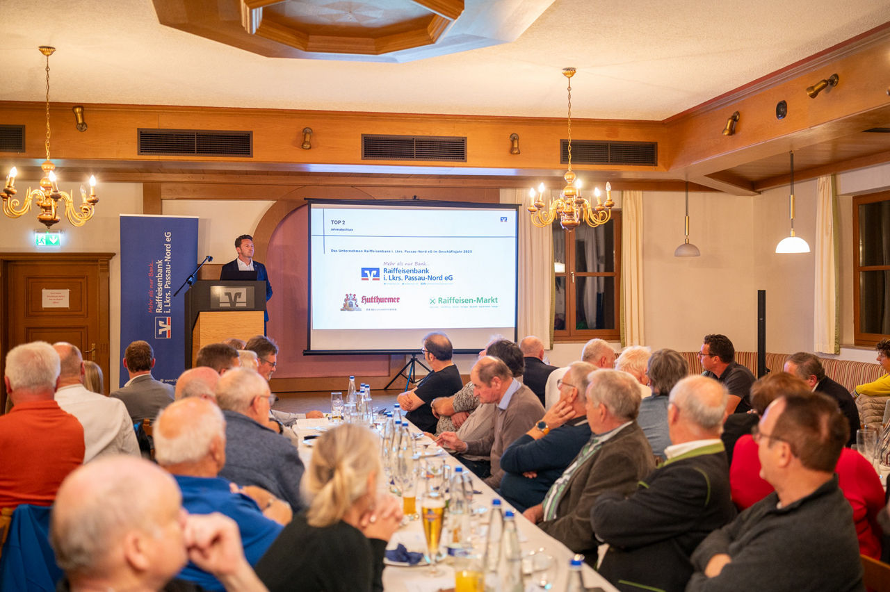 Menschen in einem Hörsaal Redner am Rednerpult vor Leinwand