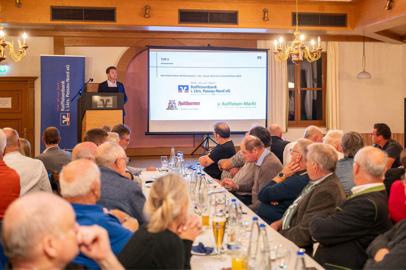 Menschen in einem Hörsaal Redner am Rednerpult vor Leinwand
