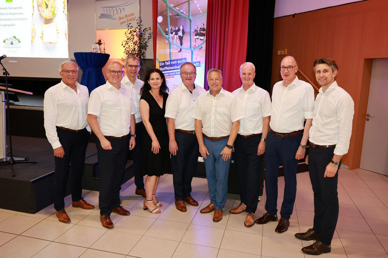 Vorstand und Aufsichtsrat der Raiffeisenbank Neustadt (von links): Kurt Krautscheid, Dirk Asbeck, Lothar Eckloff, Anna Schramke-Wagner, Martin Leis, Hans-Werner Breithausen, Konrad Breul, Axel Schülzchen und Philipp Seuser. Foto: Franz-Josef Wertenbruch/Raiffeisenbank Neustadt