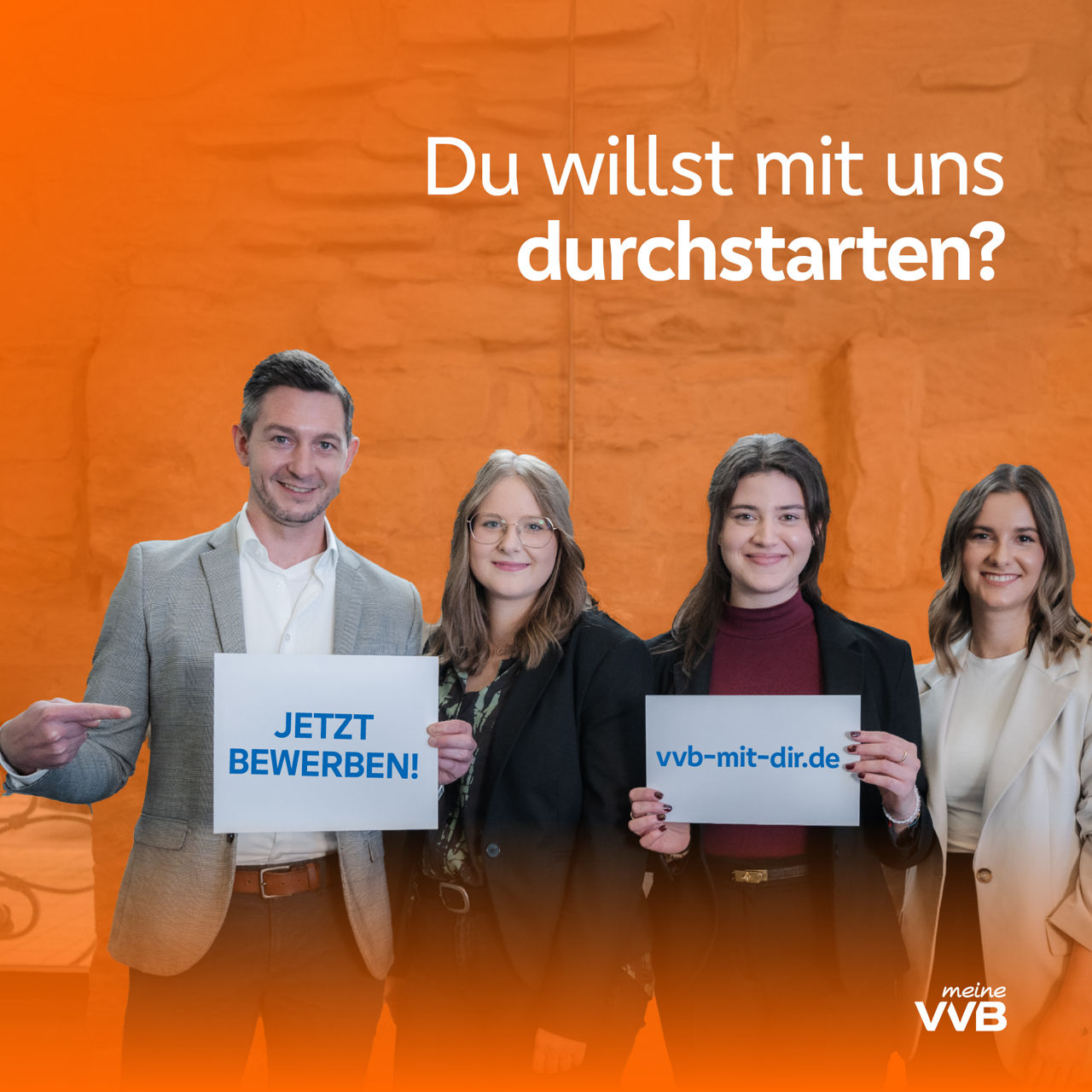 Ein Mann und drei Frauen bewerben das Stellenportal der VVB