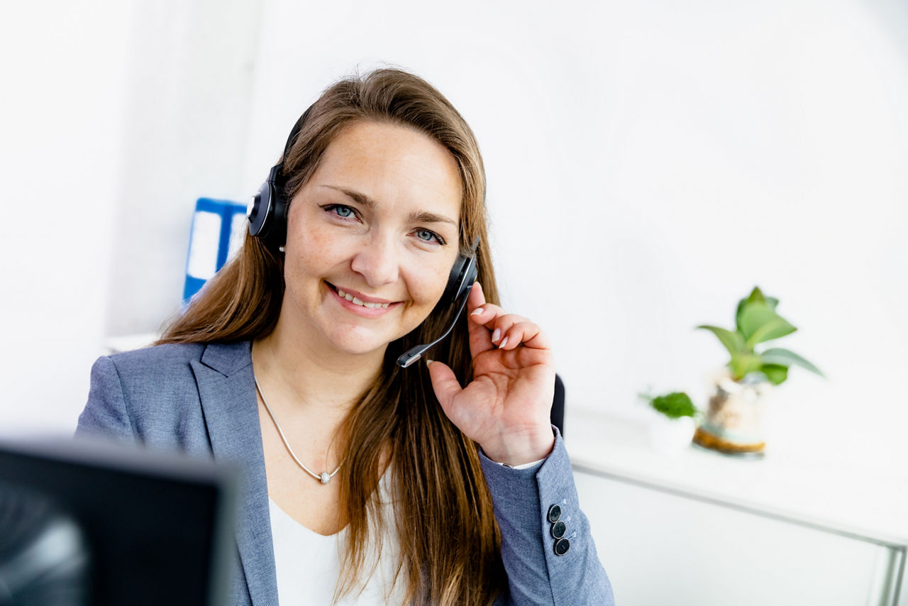 Eine Dame, die lächelt und im Serviceteam arbeitet