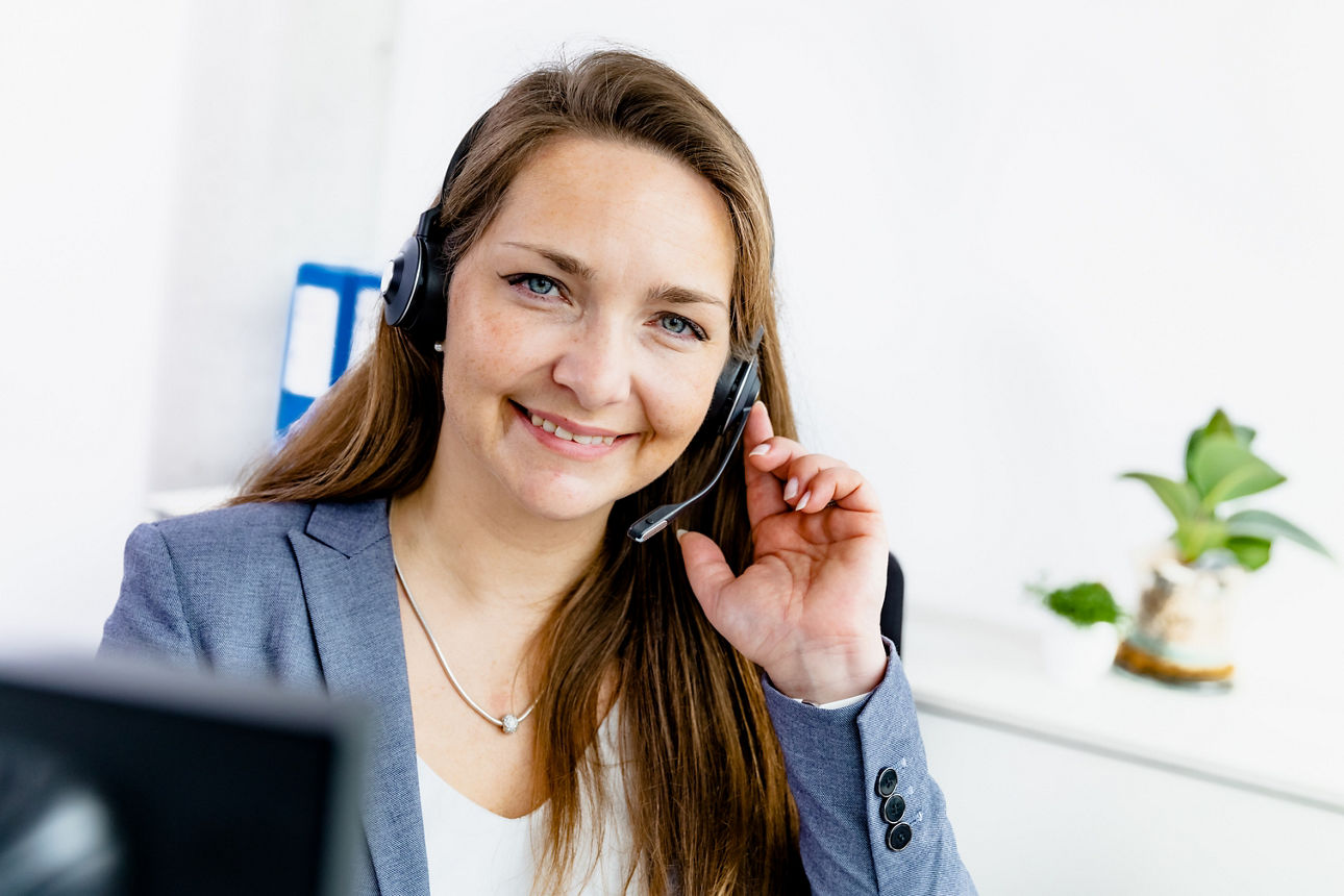 Eine Dame, die lächelt und im Serviceteam arbeitet