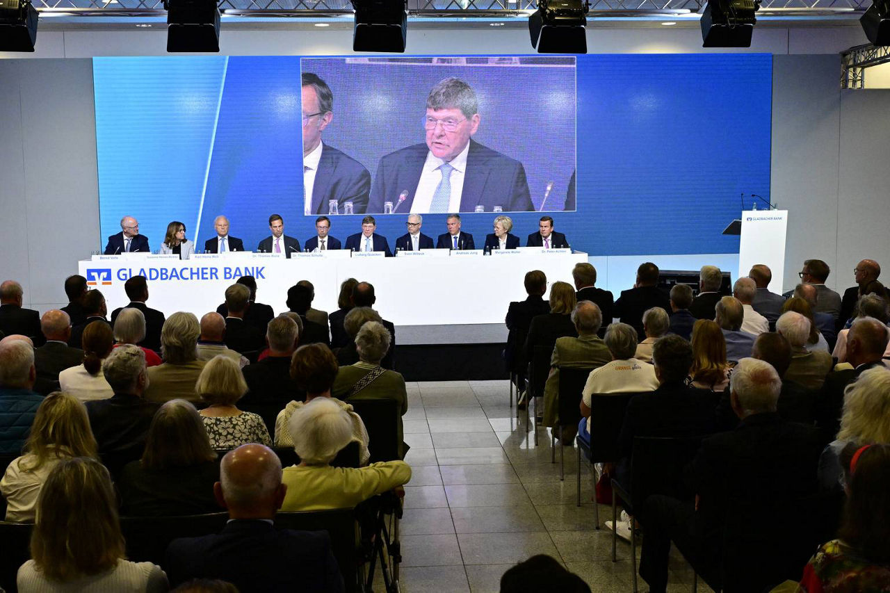 Podium mit den Vorständen und Aufsichtsrat der Gladbacher Bank 
