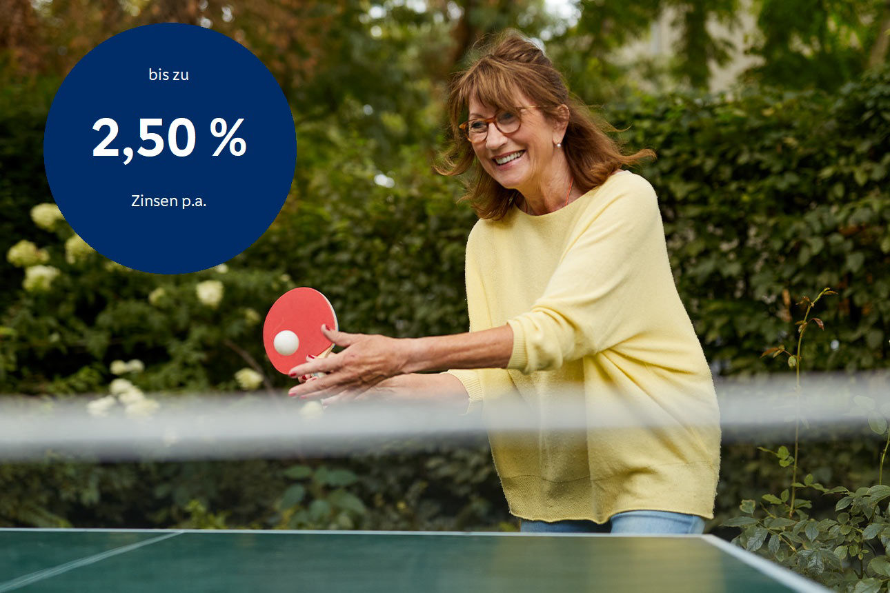 Eine Frau spielt Tischtennis im Garten