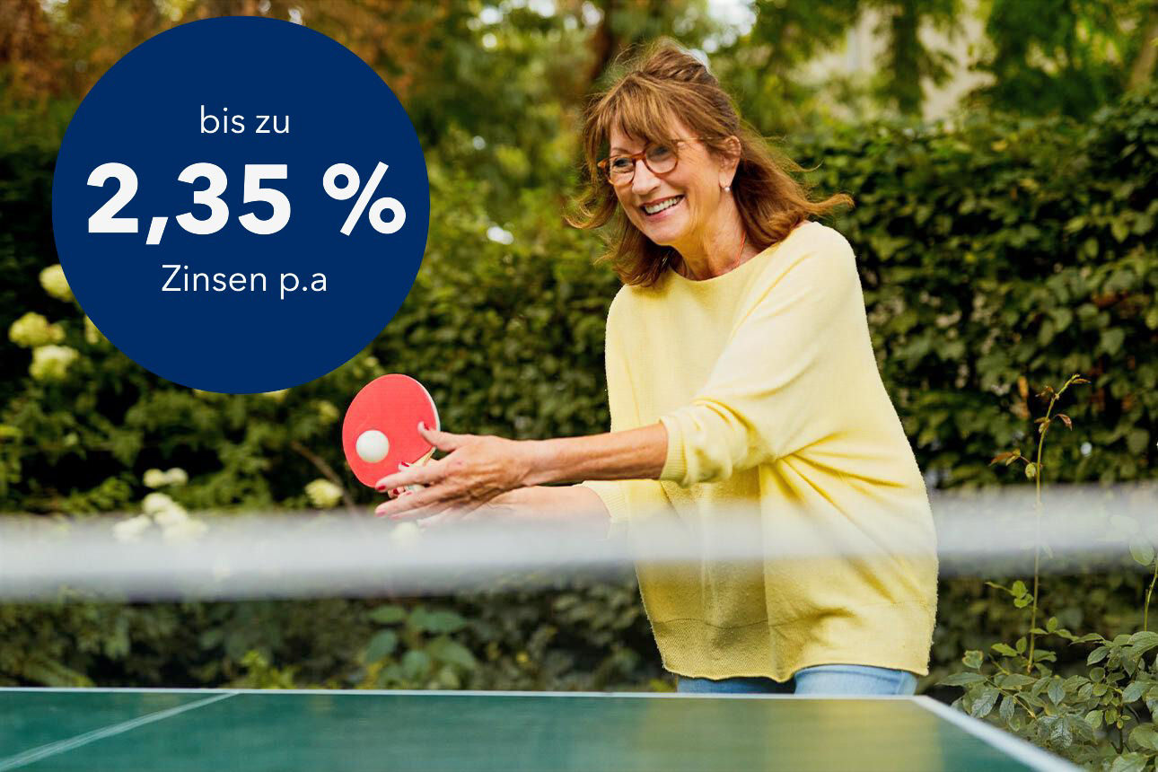 Eine Frau spielt Tischtennis im Garten