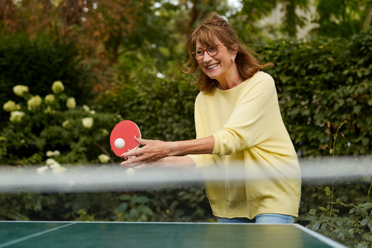 Frau spielt Tischtennis